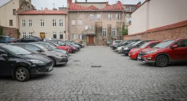 Parking za kamienicą Rynek 6 w Jarosławiu zamknięty do końca roku 
