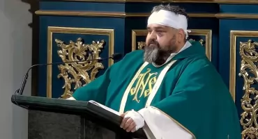 „Wybaczamy napastnikowi”. Poruszająca homilia rannego ks. Adriana w Jarosławskim Opactwie (WIDEO)