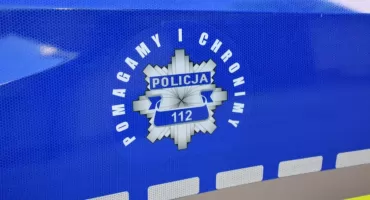 88-latka zsunęła się z łóżka i nie mogła wstać. Na pomoc seniorce ruszyli policjanci